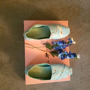 Toms baby blue glow swimmers  🏊‍♂️ life guard with waves shoes